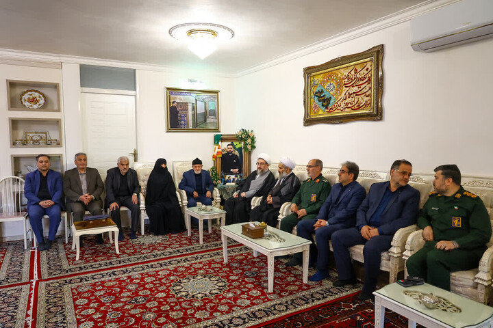 تصاویر / دیدارنماینده ولی فقبه در استان آذربایجان شرقی با والدین شهید خدمت مالک رحمتی