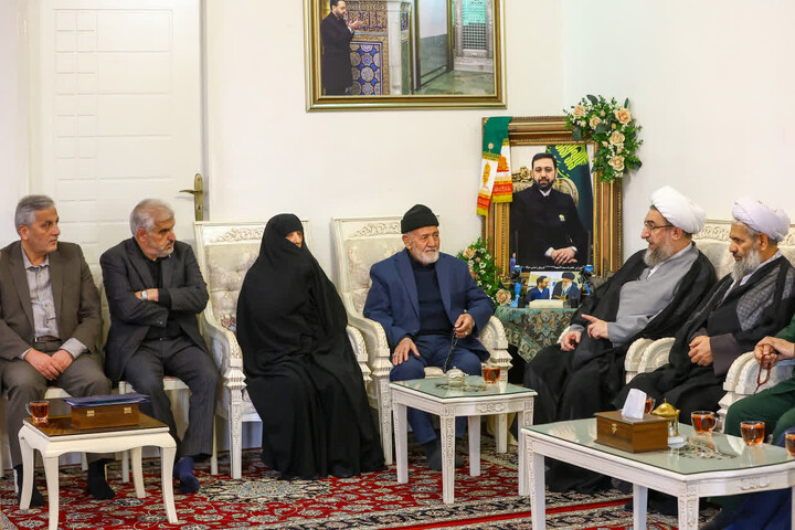 تصاویر / دیدارنماینده ولی فقبه در استان آذربایجان شرقی با والدین شهید خدمت مالک رحمتی