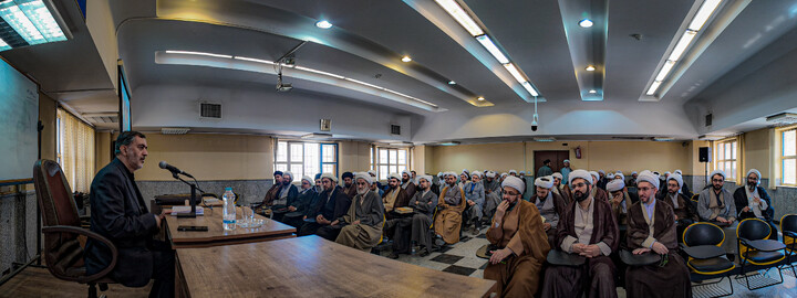 تصاویر/برگزاری نشست تبیینی باحضور دکتر گنجی در مدرسه علمیه آیت الله آخوند
