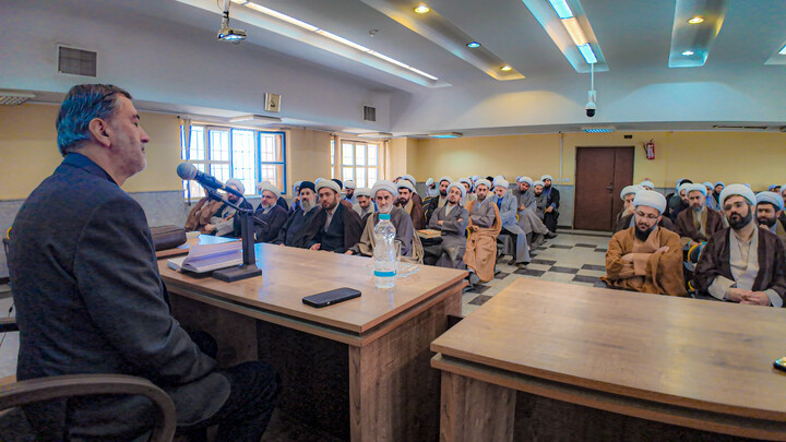 تصاویر/برگزاری نشست تبیینی باحضور دکتر گنجی در مدرسه علمیه آیت الله آخوند