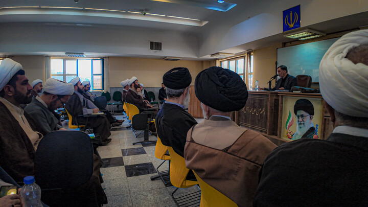 تصاویر/برگزاری نشست تبیینی باحضور دکتر گنجی در مدرسه علمیه آیت الله آخوند