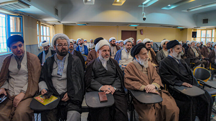 تصاویر/برگزاری نشست تبیینی باحضور دکتر گنجی در مدرسه علمیه آیت الله آخوند