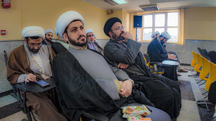 تصاویر/برگزاری نشست تبیینی باحضور دکتر گنجی در مدرسه علمیه آیت الله آخوند