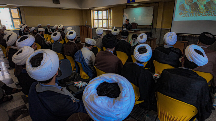 تصاویر/برگزاری نشست تبیینی باحضور دکتر گنجی در مدرسه علمیه آیت الله آخوند