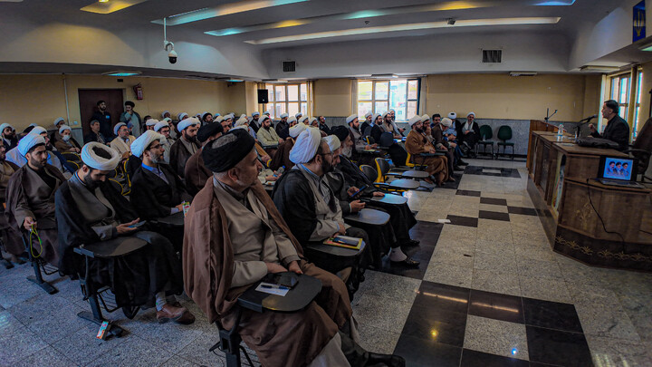 تصاویر/برگزاری نشست تبیینی باحضور دکتر گنجی در مدرسه علمیه آیت الله آخوند