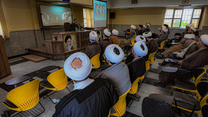 تصاویر/برگزاری نشست تبیینی باحضور دکتر گنجی در مدرسه علمیه آیت الله آخوند