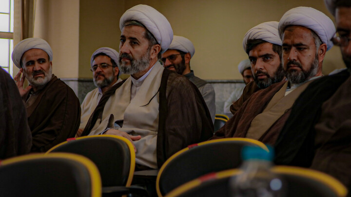 تصاویر/برگزاری نشست تبیینی باحضور دکتر گنجی در مدرسه علمیه آیت الله آخوند