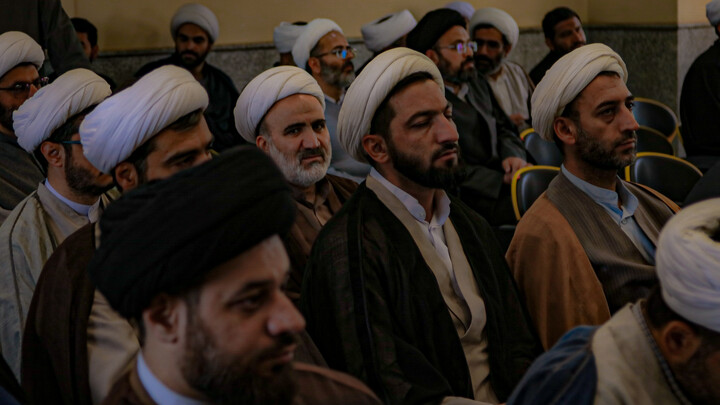 تصاویر/برگزاری نشست تبیینی باحضور دکتر گنجی در مدرسه علمیه آیت الله آخوند