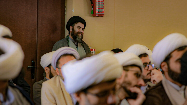تصاویر/برگزاری نشست تبیینی باحضور دکتر گنجی در مدرسه علمیه آیت الله آخوند
