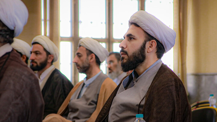 تصاویر/برگزاری نشست تبیینی باحضور دکتر گنجی در مدرسه علمیه آیت الله آخوند