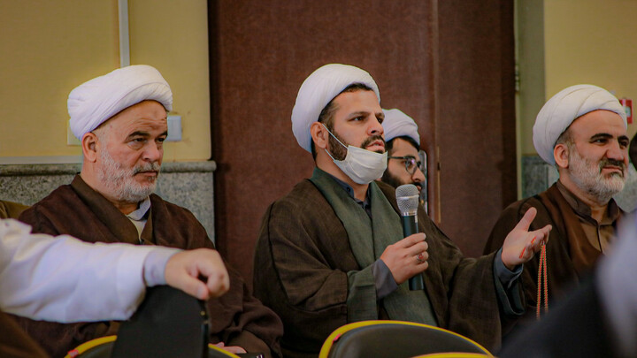 تصاویر/برگزاری نشست تبیینی باحضور دکتر گنجی در مدرسه علمیه آیت الله آخوند
