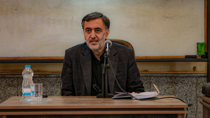 تصاویر/برگزاری نشست تبیینی باحضور دکتر گنجی در مدرسه علمیه آیت الله آخوند