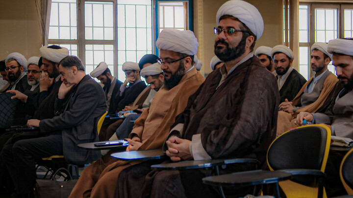 تصاویر/برگزاری نشست تبیینی باحضور دکتر گنجی در مدرسه علمیه آیت الله آخوند