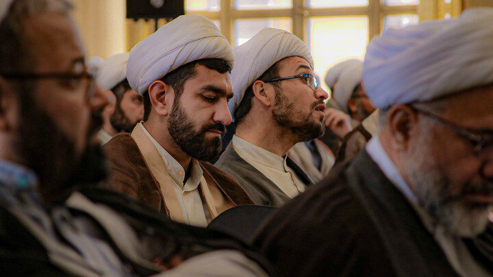 تصاویر/برگزاری نشست تبیینی باحضور دکتر گنجی در مدرسه علمیه آیت الله آخوند