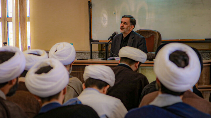 تصاویر/برگزاری نشست تبیینی باحضور دکتر گنجی در مدرسه علمیه آیت الله آخوند