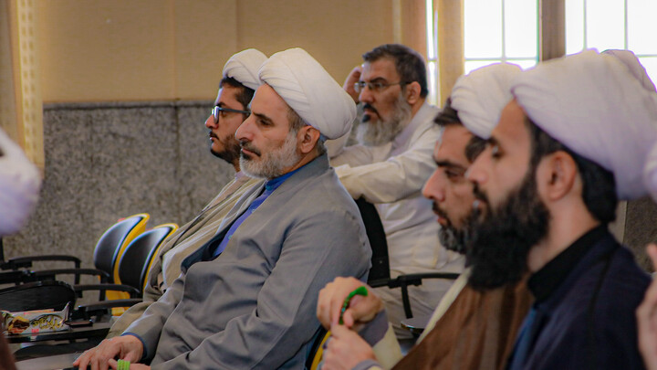 تصاویر/برگزاری نشست تبیینی باحضور دکتر گنجی در مدرسه علمیه آیت الله آخوند