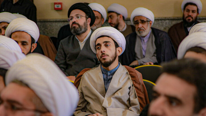 تصاویر/برگزاری نشست تبیینی باحضور دکتر گنجی در مدرسه علمیه آیت الله آخوند