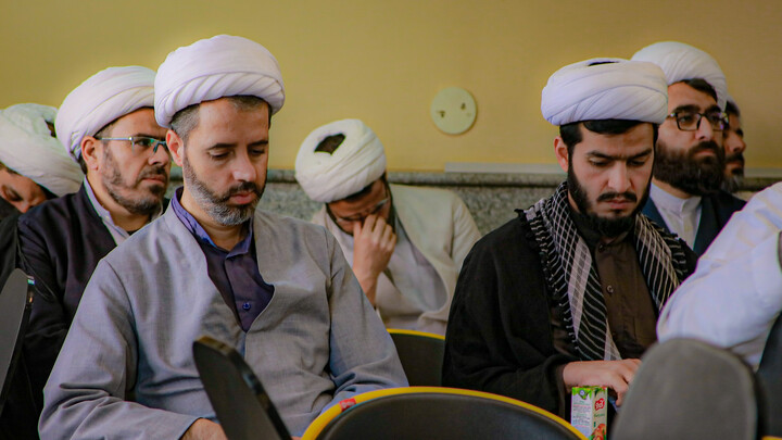 تصاویر/برگزاری نشست تبیینی باحضور دکتر گنجی در مدرسه علمیه آیت الله آخوند