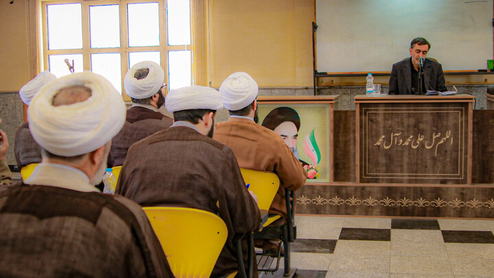تصاویر/برگزاری نشست تبیینی باحضور دکتر گنجی در مدرسه علمیه آیت الله آخوند