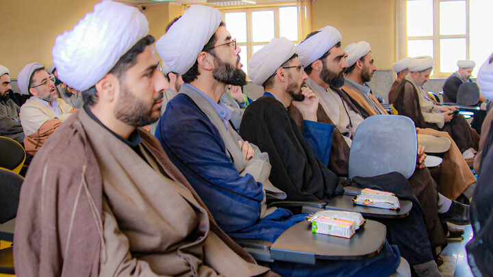 تصاویر/برگزاری نشست تبیینی باحضور دکتر گنجی در مدرسه علمیه آیت الله آخوند