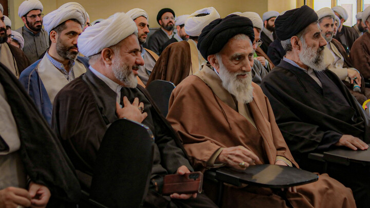 تصاویر/برگزاری نشست تبیینی باحضور دکتر گنجی در مدرسه علمیه آیت الله آخوند