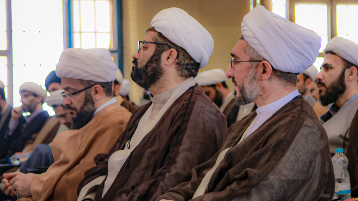 تصاویر/برگزاری نشست تبیینی باحضور دکتر گنجی در مدرسه علمیه آیت الله آخوند