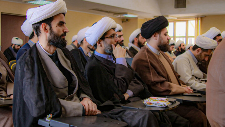 تصاویر/برگزاری نشست تبیینی باحضور دکتر گنجی در مدرسه علمیه آیت الله آخوند