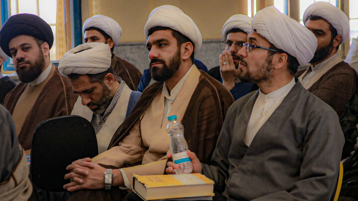تصاویر/برگزاری نشست تبیینی باحضور دکتر گنجی در مدرسه علمیه آیت الله آخوند