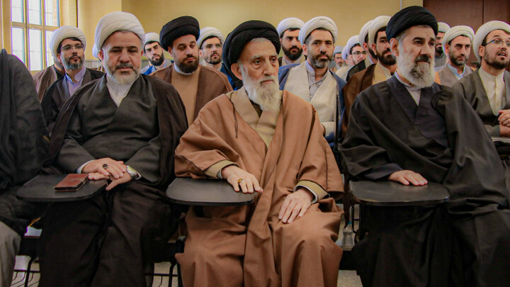 تصاویر/برگزاری نشست تبیینی باحضور دکتر گنجی در مدرسه علمیه آیت الله آخوند