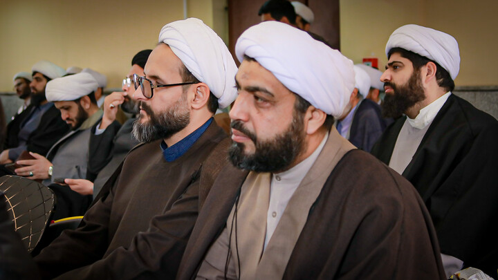 تصاویر/برگزاری نشست تبیینی باحضور دکتر گنجی در مدرسه علمیه آیت الله آخوند