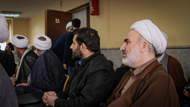 تصاویر/برگزاری نشست تبیینی باحضور دکتر گنجی در مدرسه علمیه آیت الله آخوند