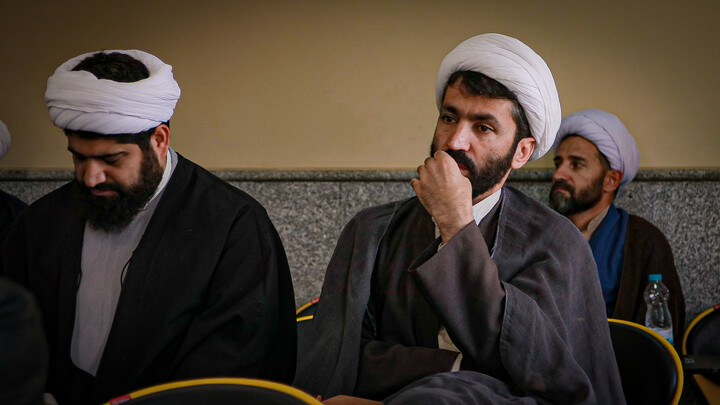 تصاویر/برگزاری نشست تبیینی باحضور دکتر گنجی در مدرسه علمیه آیت الله آخوند