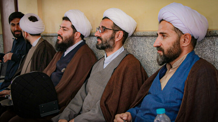 تصاویر/برگزاری نشست تبیینی باحضور دکتر گنجی در مدرسه علمیه آیت الله آخوند