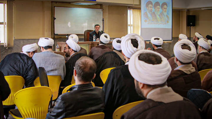 تصاویر/برگزاری نشست تبیینی باحضور دکتر گنجی در مدرسه علمیه آیت الله آخوند