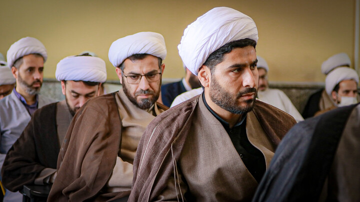 تصاویر/برگزاری نشست تبیینی باحضور دکتر گنجی در مدرسه علمیه آیت الله آخوند