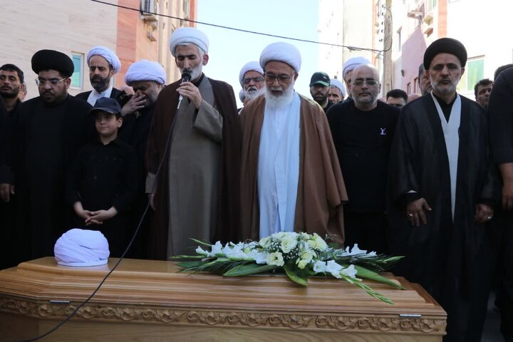 تصاویر / پیکر مرحوم حجت الاسلام و المسلمین ولی زاده بر دستان مردم شهرستان نکا