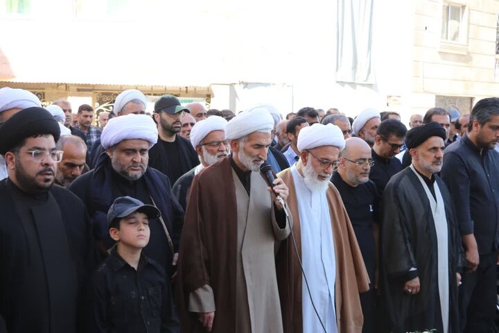 تصاویر / پیکر مرحوم حجت الاسلام و المسلمین ولی زاده بر دستان مردم شهرستان نکا