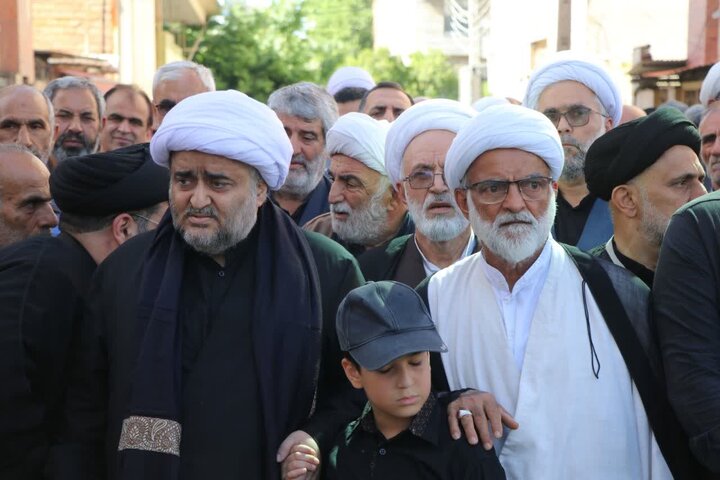 تصاویر / پیکر مرحوم حجت الاسلام و المسلمین ولی زاده بر دستان مردم شهرستان نکا