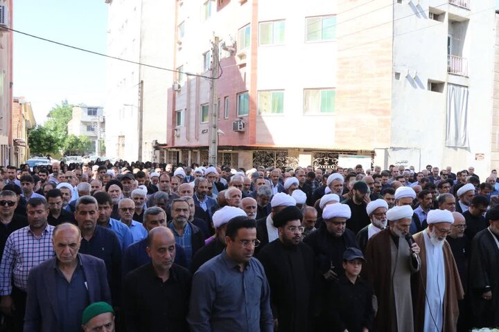 تصاویر / پیکر مرحوم حجت الاسلام و المسلمین ولی زاده بر دستان مردم شهرستان نکا
