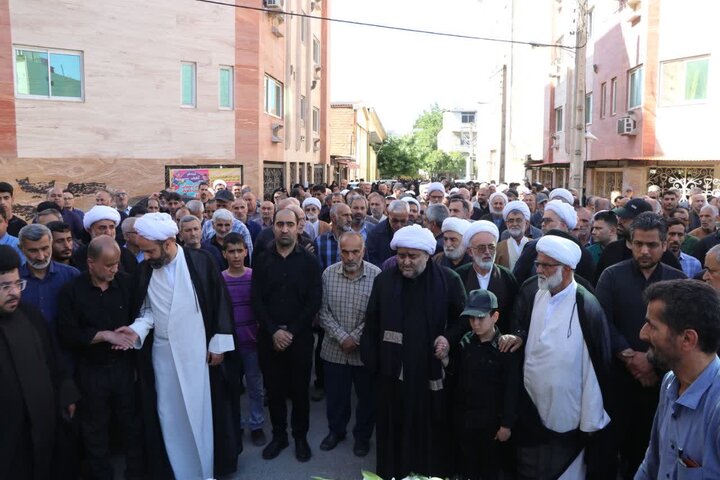تصاویر / پیکر مرحوم حجت الاسلام و المسلمین ولی زاده بر دستان مردم شهرستان نکا