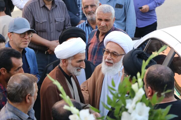 تصاویر / پیکر مرحوم حجت الاسلام و المسلمین ولی زاده بر دستان مردم شهرستان نکا