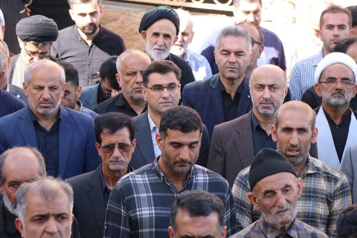 تصاویر / پیکر مرحوم حجت الاسلام و المسلمین ولی زاده بر دستان مردم شهرستان نکا