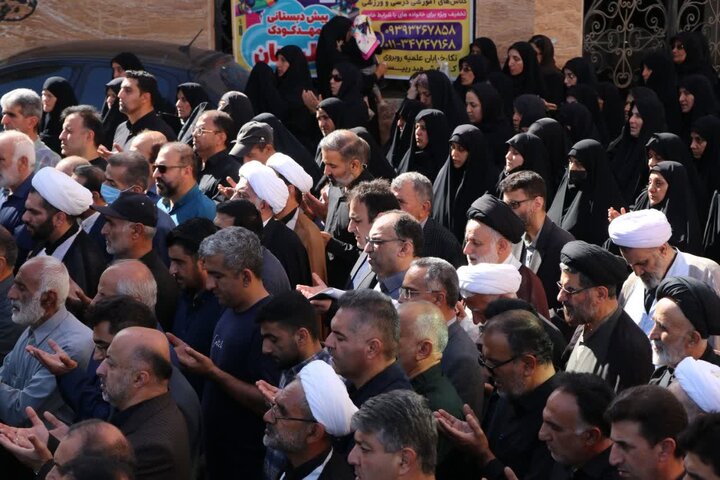 تصاویر / پیکر مرحوم حجت الاسلام و المسلمین ولی زاده بر دستان مردم شهرستان نکا