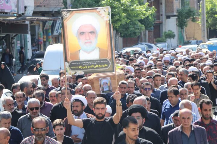 تصاویر / پیکر مرحوم حجت الاسلام و المسلمین ولی زاده بر دستان مردم شهرستان نکا