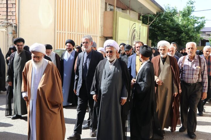 تصاویر / پیکر مرحوم حجت الاسلام و المسلمین ولی زاده بر دستان مردم شهرستان نکا