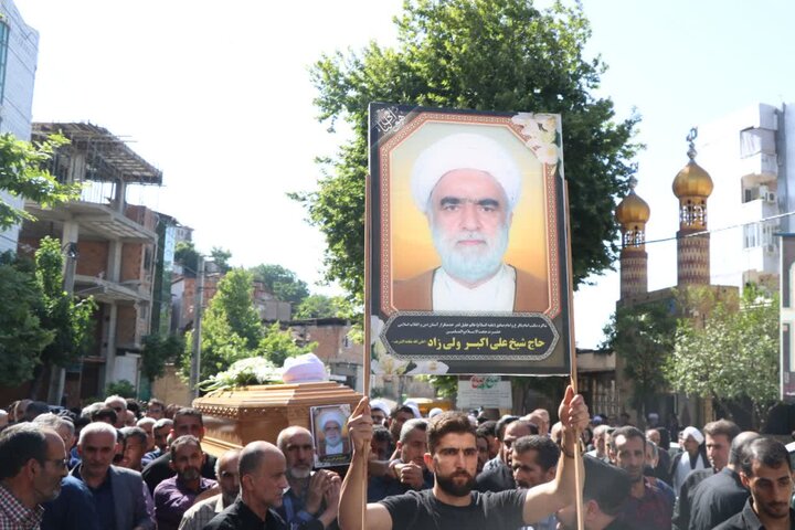 تصاویر / پیکر مرحوم حجت الاسلام و المسلمین ولی زاده بر دستان مردم شهرستان نکا