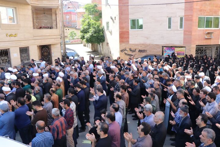 تصاویر / پیکر مرحوم حجت الاسلام و المسلمین ولی زاده بر دستان مردم شهرستان نکا