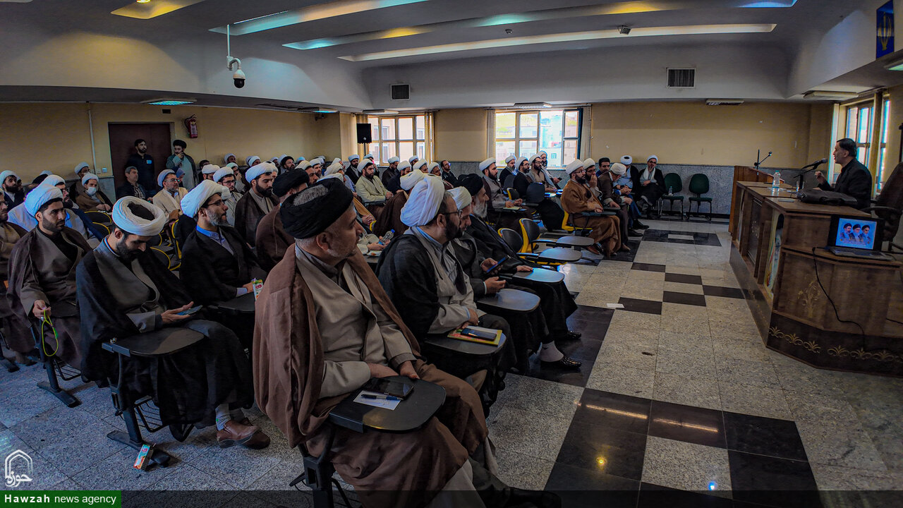 تصاویر/ برگزاری نشست تبیینی باحضور دکتر گنجی در مدرسه علمیه آیت الله آخوند