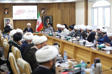 نگاه فردی به دین، زمینه‌ساز جدایی دین از سیاست است / حضور مردم در صحنه جلوه نگاه اجتماعی به دین است