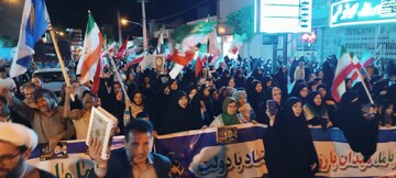 فیلم| ادای احترام خادمیاران رضوی  ساوجی در سالروز شهادت آیت‌الله رئیسی با پویش «زیر نور قرآن»